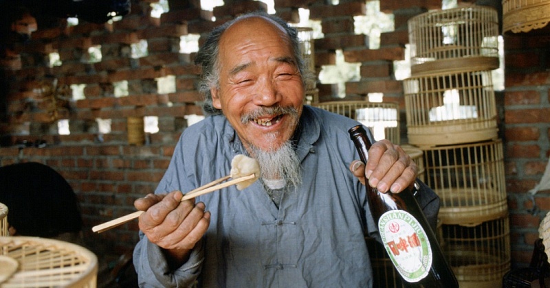 Фотография: Курение, алкоголь и никаких ограничений в еде: 100-летний китаец раскрыл свой секрет долголетия №1 - BigPicture.ru