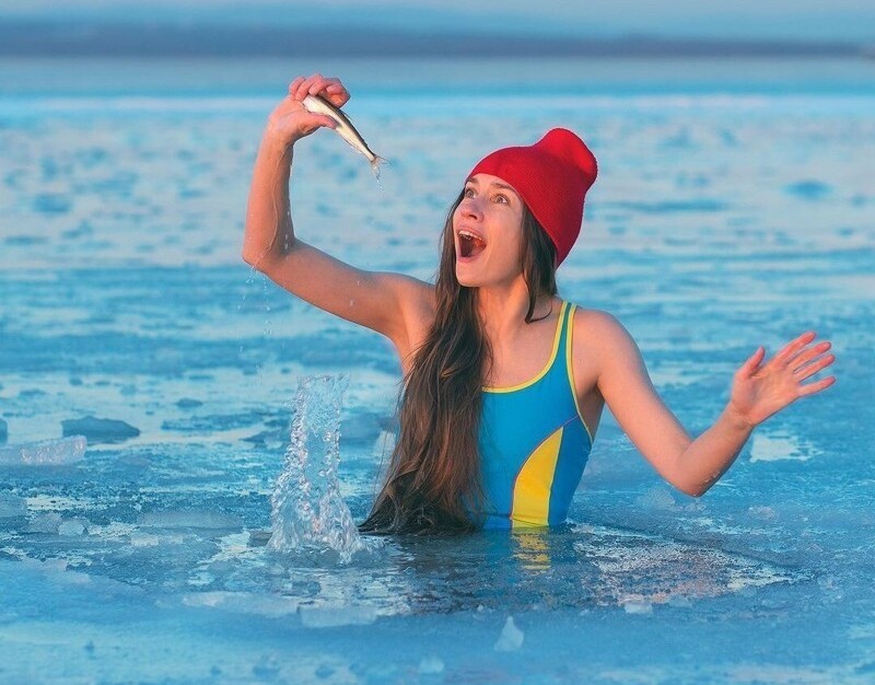 Фотография: Зимние купальщицы, которым не нужно ждать Крещения №3 - BigPicture.ru