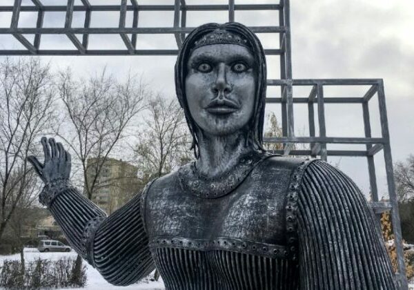 Шокирующий памятник «Аленке» в Нововоронеже в сети назвали «Русской Смертью»