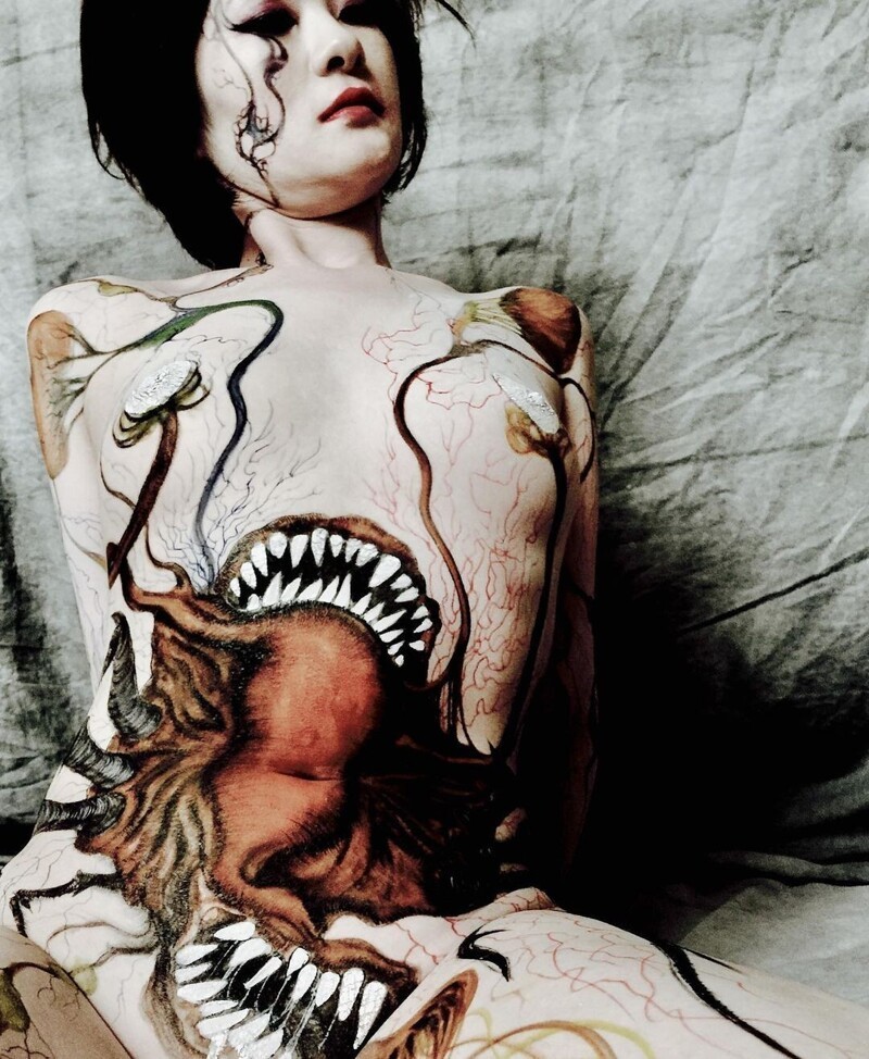 Фотография: Японский боди-арт от Гаку Азума: картины тушью на женских телах №2 - BigPicture.ru