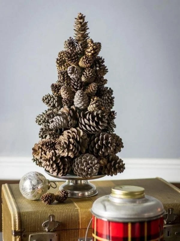 Фотография: Крутые идеи новогоднего декора из шишек и веток №26 - BigPicture.ru