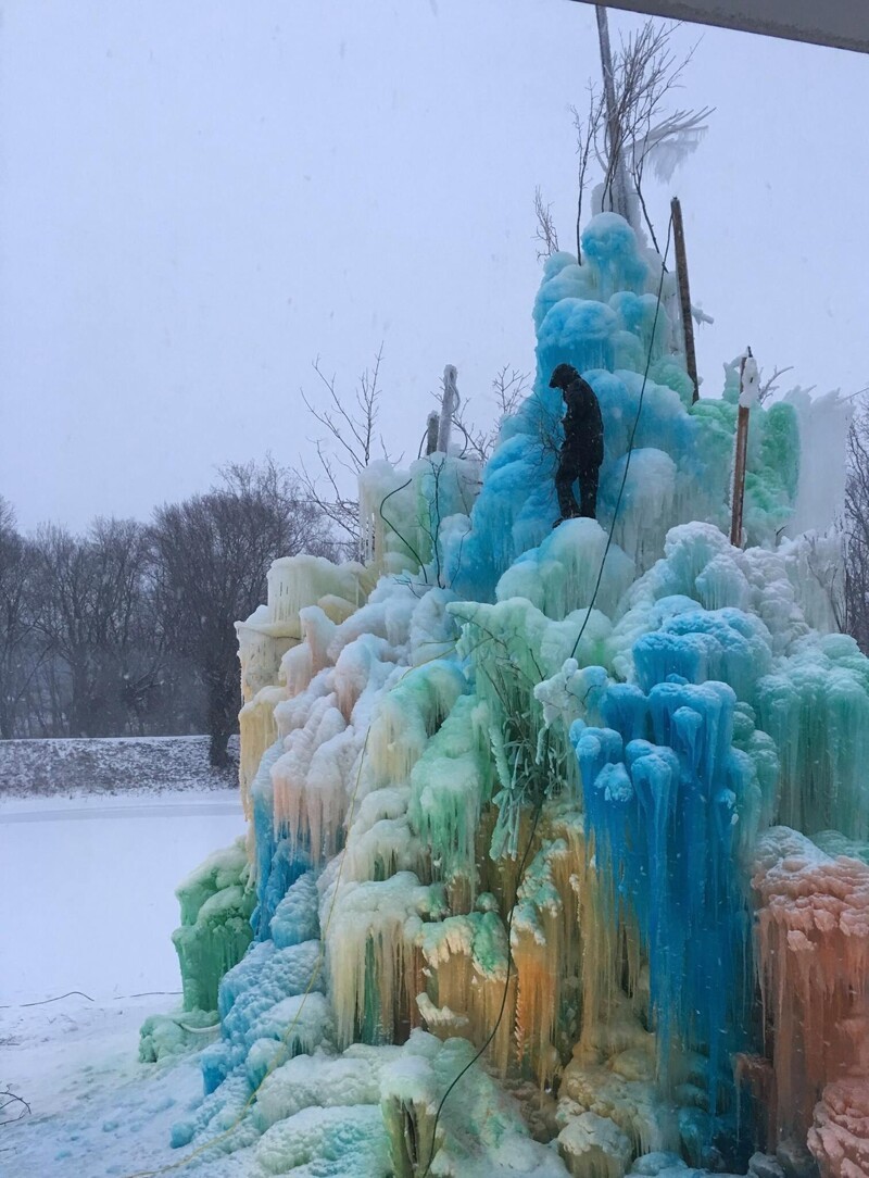 Фотография: Cемья строит рядом с домом огромную ледяную скульптуру каждое Рождество №15 - BigPicture.ru