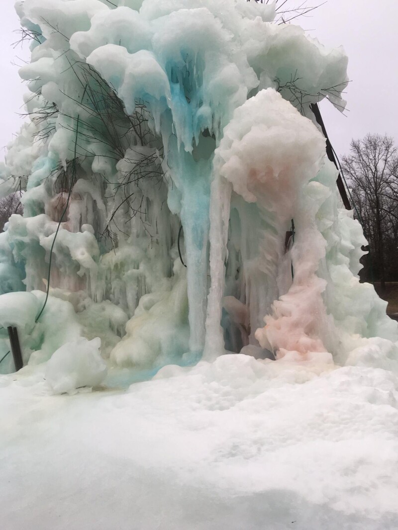 Фотография: Cемья строит рядом с домом огромную ледяную скульптуру каждое Рождество №17 - BigPicture.ru