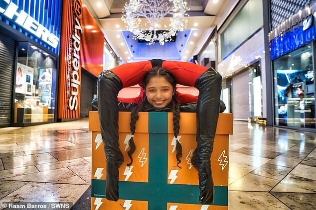 Фотография: Гуттаперчевая девочка: юная гимнастка, которая умеет складываться пополам №3 - BigPicture.ru