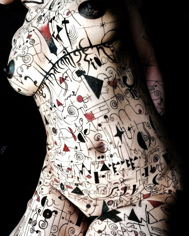 Фотография: Японский боди-арт от Гаку Азума: картины тушью на женских телах №18 - BigPicture.ru