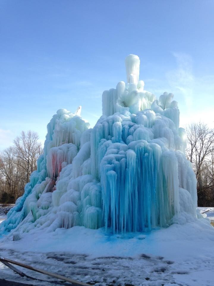 Фотография: Cемья строит рядом с домом огромную ледяную скульптуру каждое Рождество №8 - BigPicture.ru