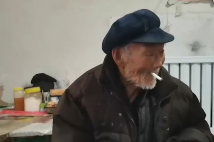 Фотография: Курение, алкоголь и никаких ограничений в еде: 100-летний китаец раскрыл свой секрет долголетия №3 - BigPicture.ru