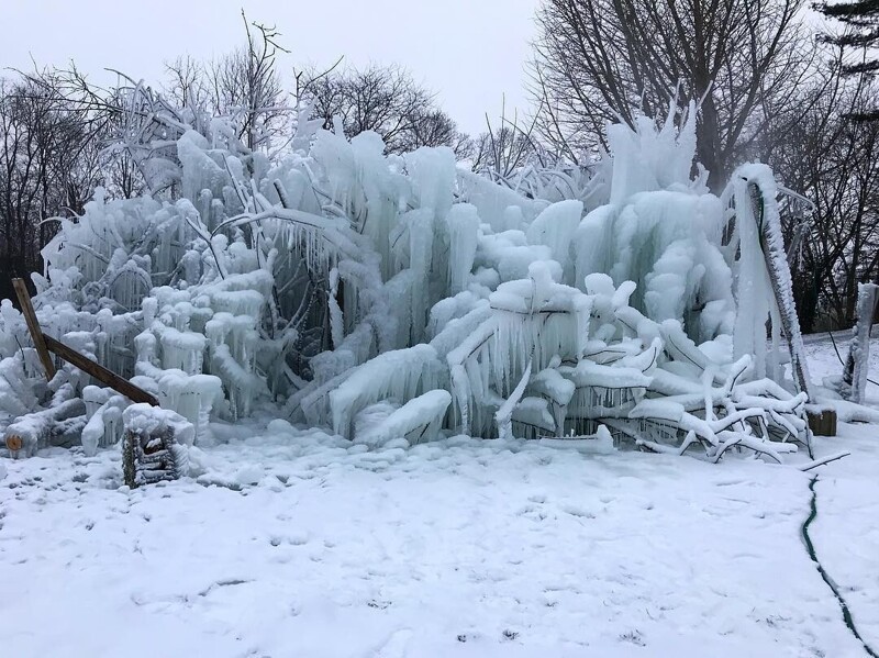 Фотография: Cемья строит рядом с домом огромную ледяную скульптуру каждое Рождество №11 - BigPicture.ru