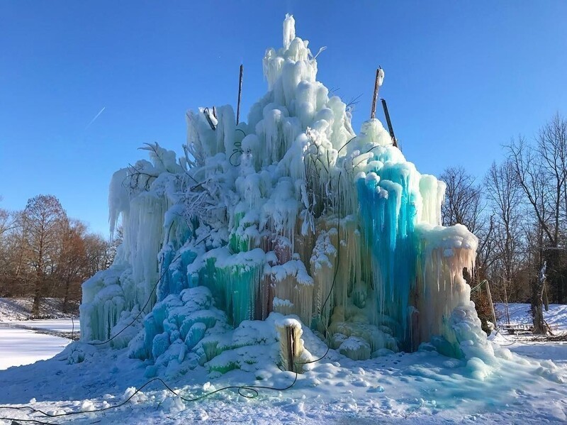 Фотография: Cемья строит рядом с домом огромную ледяную скульптуру каждое Рождество №12 - BigPicture.ru