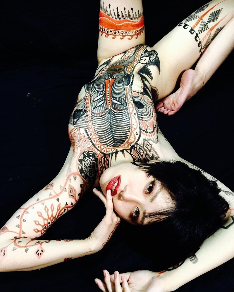 Фотография: Японский боди-арт от Гаку Азума: картины тушью на женских телах №23 - BigPicture.ru