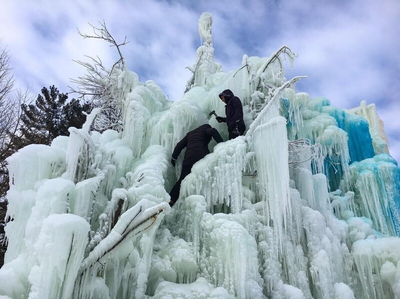 Фотография: Cемья строит рядом с домом огромную ледяную скульптуру каждое Рождество №10 - BigPicture.ru