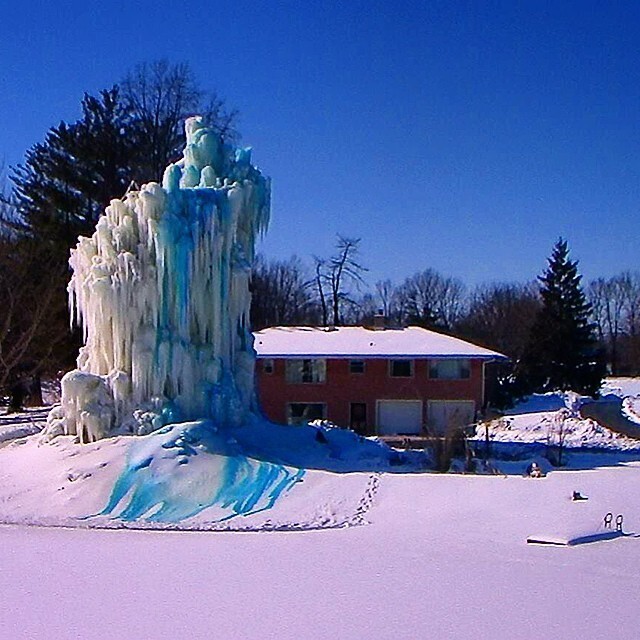 Фотография: Cемья строит рядом с домом огромную ледяную скульптуру каждое Рождество №5 - BigPicture.ru