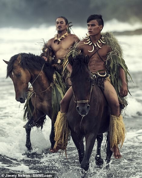 Фотография: Уединенное племя с невероятно красивыми людьми в объективе Джимми Нельсона №4 - BigPicture.ru