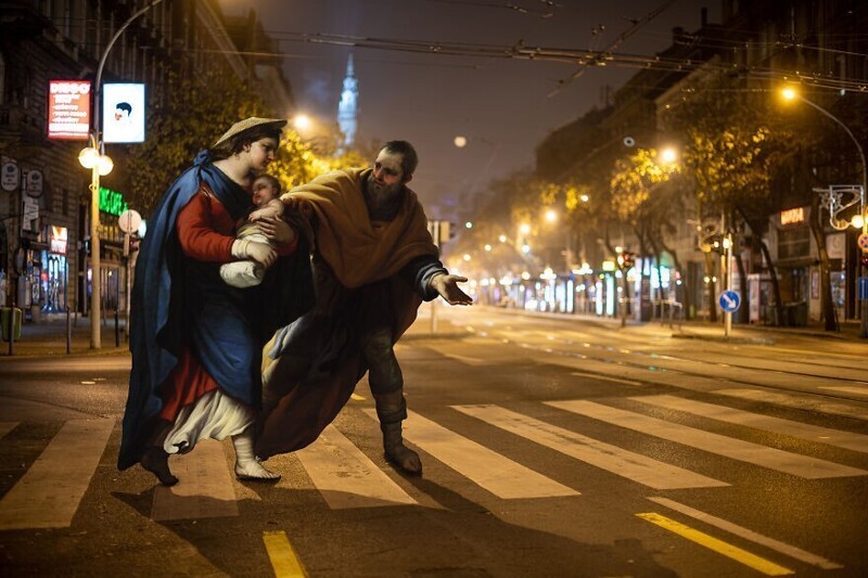 Фотография: Фотограф заселил Будапешт персонажами классической живописи №10 - BigPicture.ru