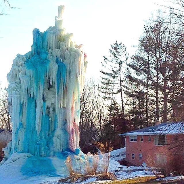 Фотография: Cемья строит рядом с домом огромную ледяную скульптуру каждое Рождество №4 - BigPicture.ru