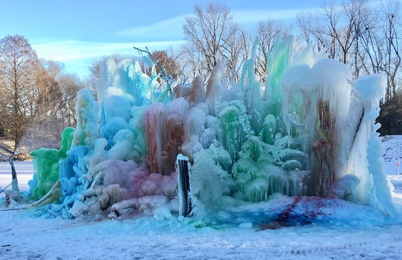 Фотография: Cемья строит рядом с домом огромную ледяную скульптуру каждое Рождество №13 - BigPicture.ru