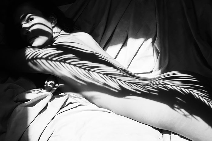Фотограф Эмилио Хименес прикрыл обнаженных девушек природной тенью