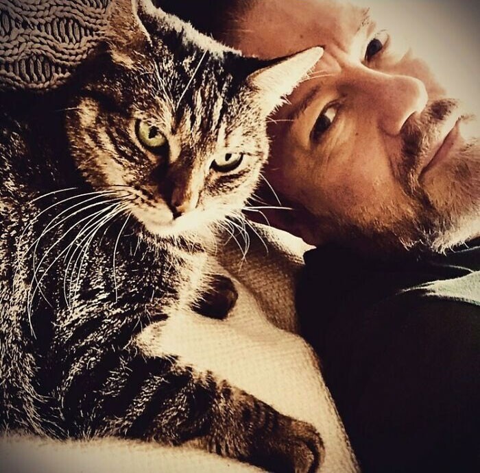 Фотография: Актер Рики Джервейс думал взять кошку на передержку, но та изменила его планы №13 - BigPicture.ru