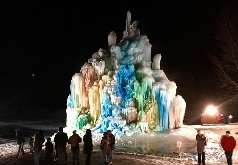 Фотография: Cемья строит рядом с домом огромную ледяную скульптуру каждое Рождество №16 - BigPicture.ru