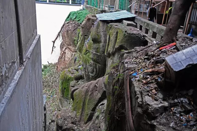 Фотография: Под многоэтажкой в Китае обнаружили огромную статую Будды без головы №2 - BigPicture.ru