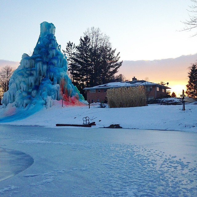 Фотография: Cемья строит рядом с домом огромную ледяную скульптуру каждое Рождество №6 - BigPicture.ru