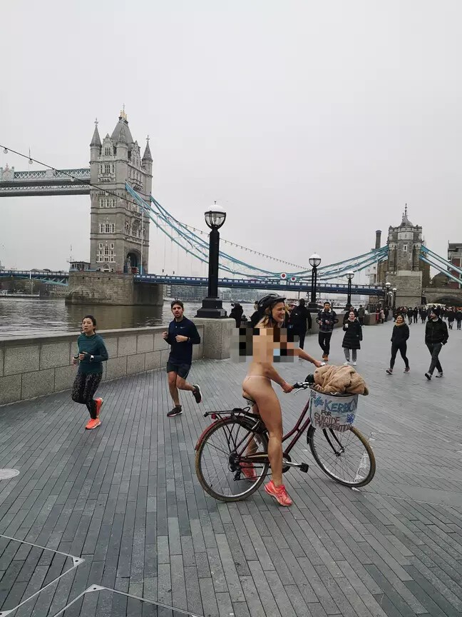 Фотография: Зачем эта британка голышом прокатилась на велосипеде по Лондону №4 - BigPicture.ru