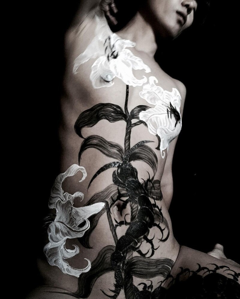 Фотография: Японский боди-арт от Гаку Азума: картины тушью на женских телах №7 - BigPicture.ru