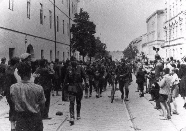 Фотография: 30 шокирующих фотографий львовских погромов 1941 года №2 - BigPicture.ru