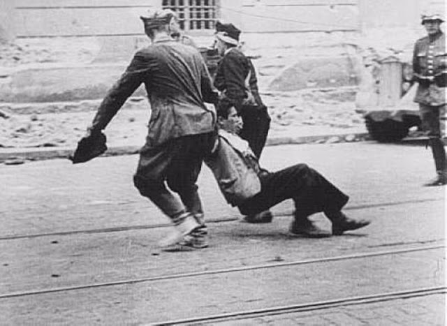 Фотография: 30 шокирующих фотографий львовских погромов 1941 года №31 - BigPicture.ru