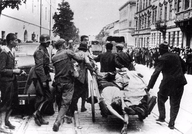 Фотография: 30 шокирующих фотографий львовских погромов 1941 года №7 - BigPicture.ru