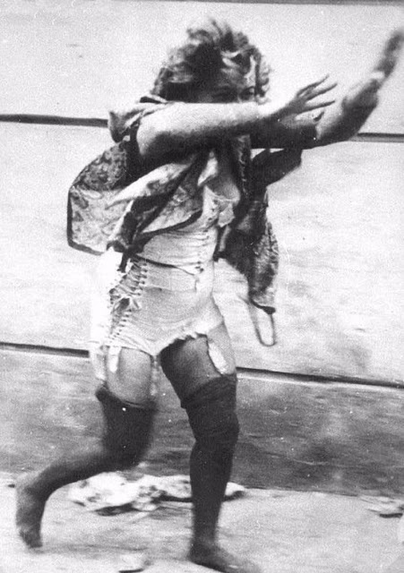 Фотография: 30 шокирующих фотографий львовских погромов 1941 года №12 - BigPicture.ru