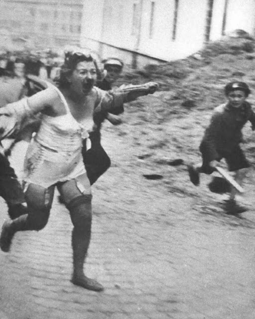 Фотография: 30 шокирующих фотографий львовских погромов 1941 года №11 - BigPicture.ru