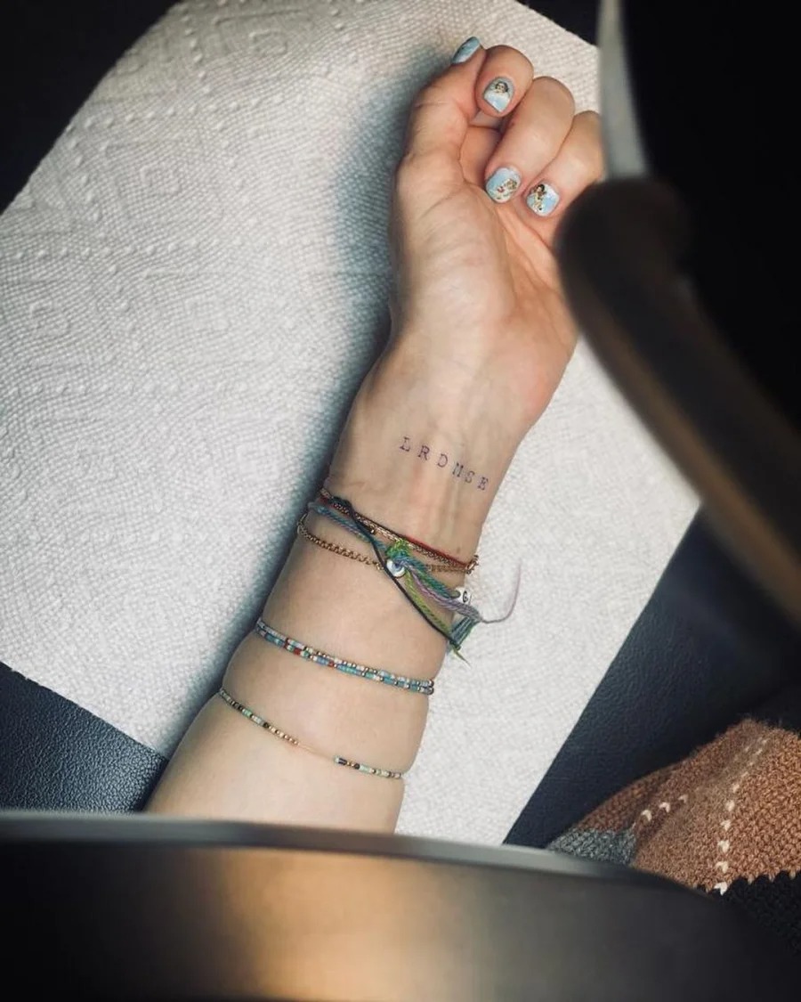 Фотография: 62-летняя Мадонна сделала первую в жизни татуировку, посвятив ее детям №4 - BigPicture.ru
