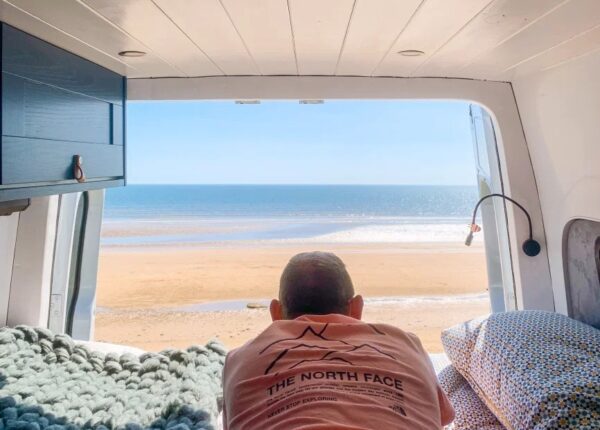 Невероятная трансформация: супруги из Британии превратили микроавтобус в уютный дом на колесах