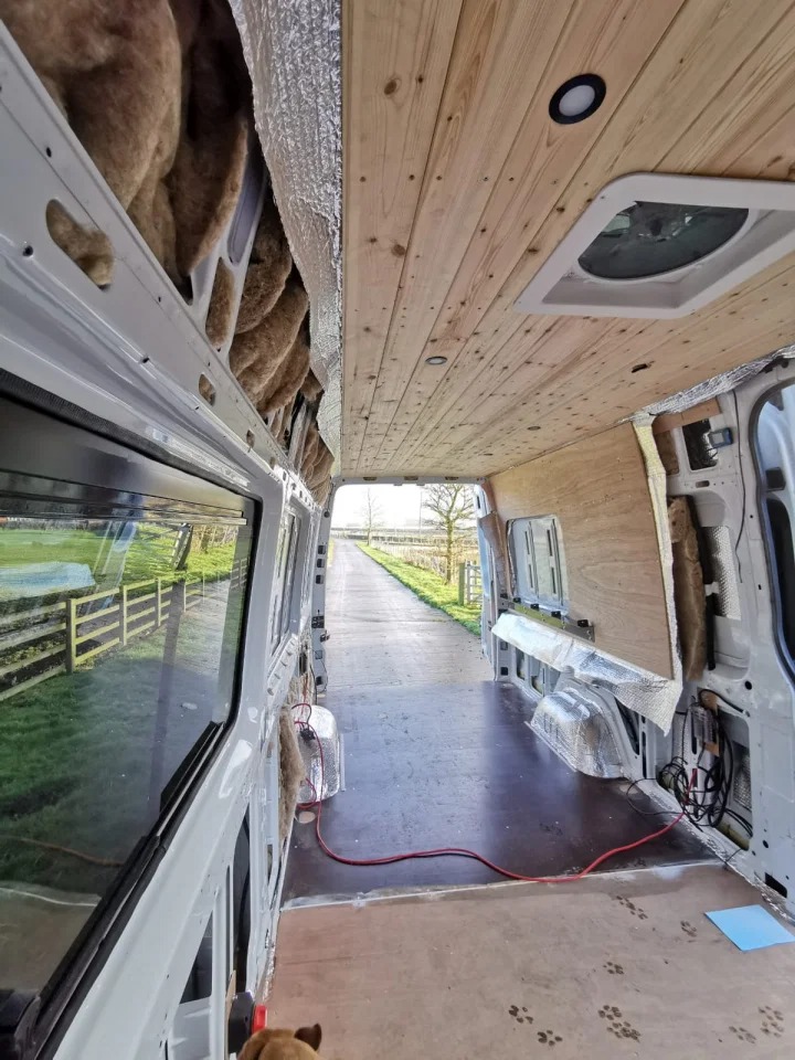 Фотография: Невероятная трансформация: супруги из Британии превратили микроавтобус в уютный дом на колесах №3 - BigPicture.ru