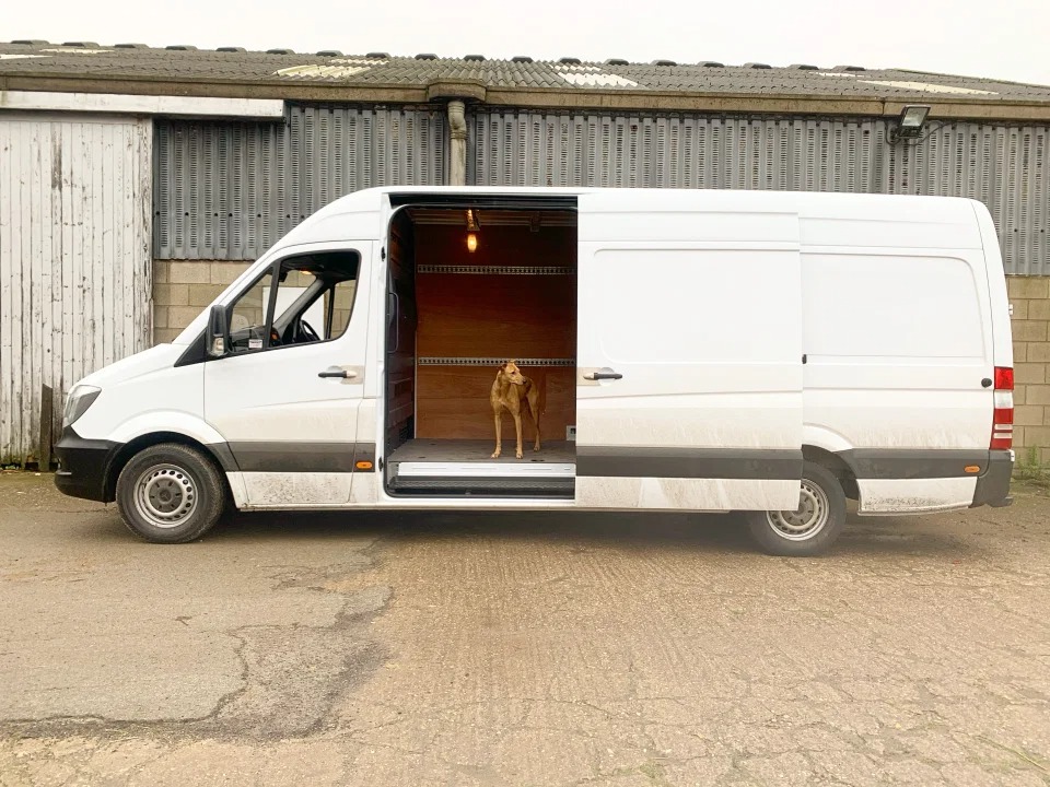 Фотография: Невероятная трансформация: супруги из Британии превратили микроавтобус в уютный дом на колесах №2 - BigPicture.ru