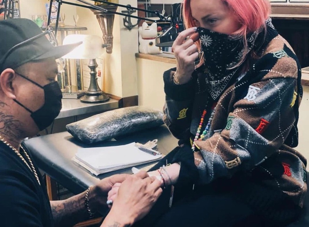 Фотография: 62-летняя Мадонна сделала первую в жизни татуировку, посвятив ее детям №2 - BigPicture.ru