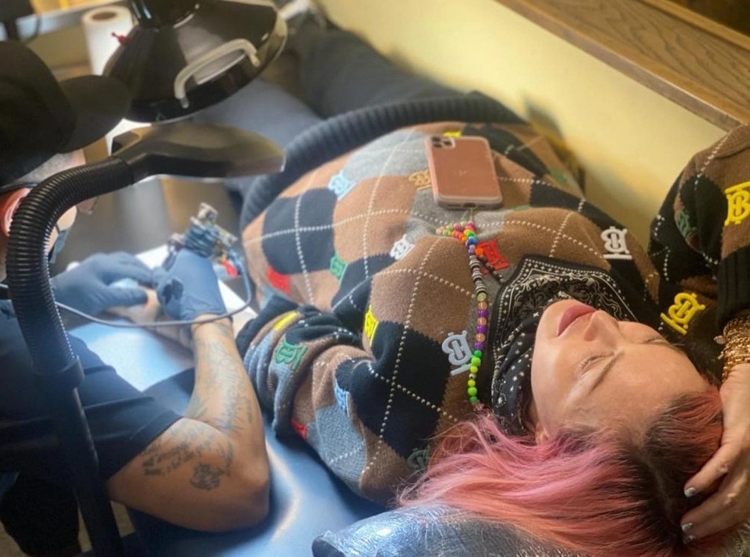 Фотография: 62-летняя Мадонна сделала первую в жизни татуировку, посвятив ее детям №3 - BigPicture.ru