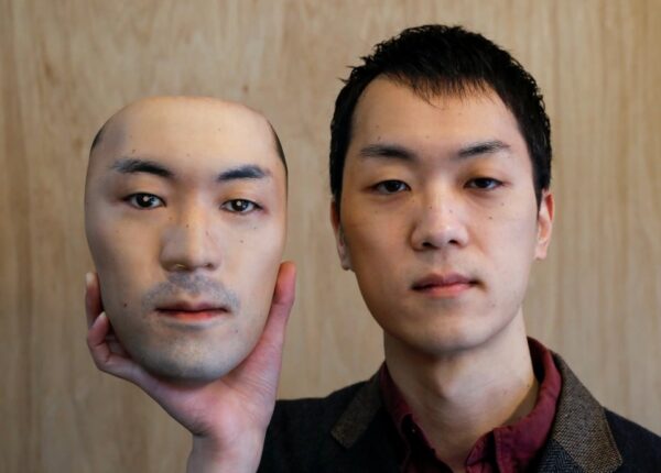 Двуликий Янус: продавец из Японии создает потрясающие гиперреалистичные маски с помощью 3D принтера