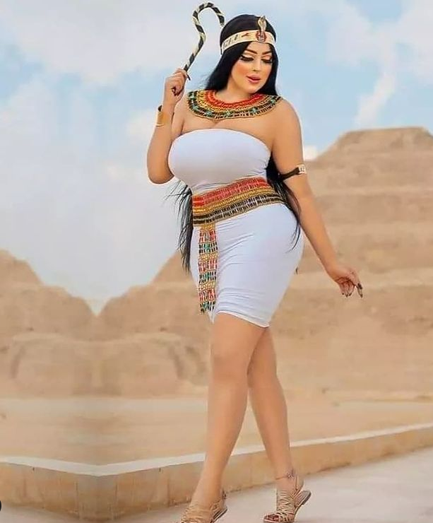 Фотография: В Египте арестовали фотографа и модель за откровенные съемки возле пирамид №8 - BigPicture.ru