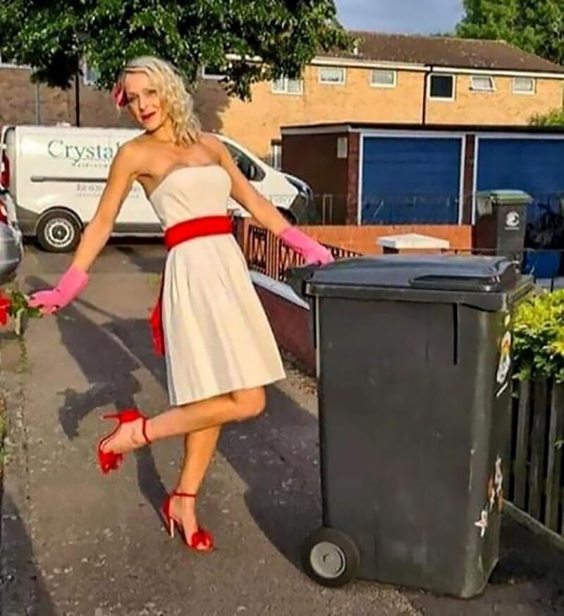 Фотография: Зачем эта женщина каждую неделю выносила мусор в новом платье №8 - BigPicture.ru