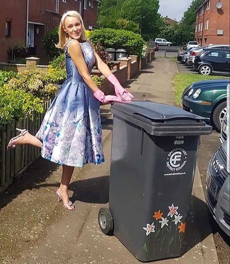 Фотография: Зачем эта женщина каждую неделю выносила мусор в новом платье №4 - BigPicture.ru
