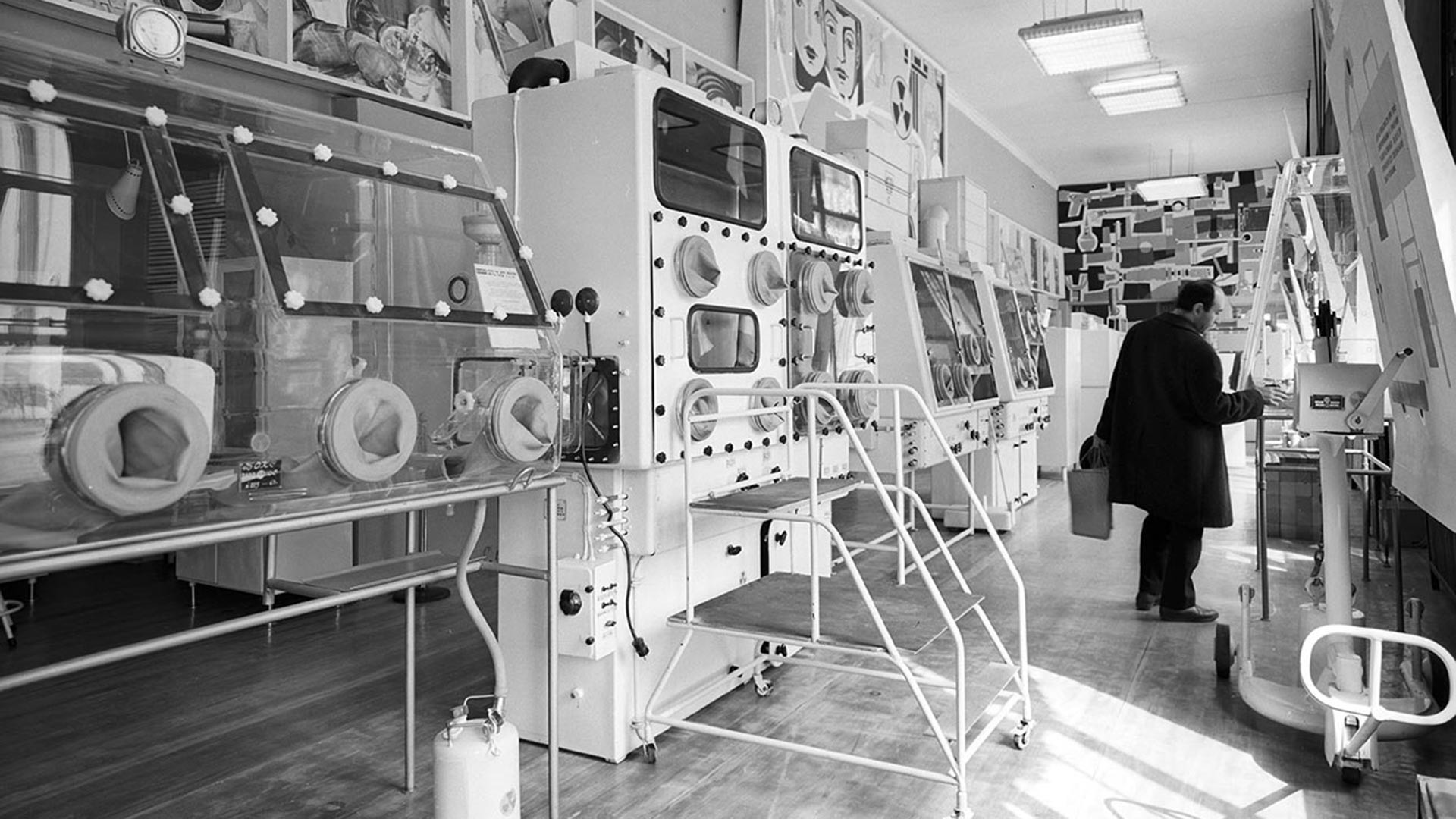 Фотография: Как в СССР продавали радиоактивные вещества в обычном магазине №10 - BigPicture.ru