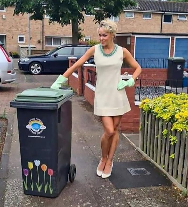 Фотография: Зачем эта женщина каждую неделю выносила мусор в новом платье №14 - BigPicture.ru