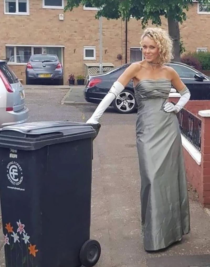 Фотография: Зачем эта женщина каждую неделю выносила мусор в новом платье №10 - BigPicture.ru