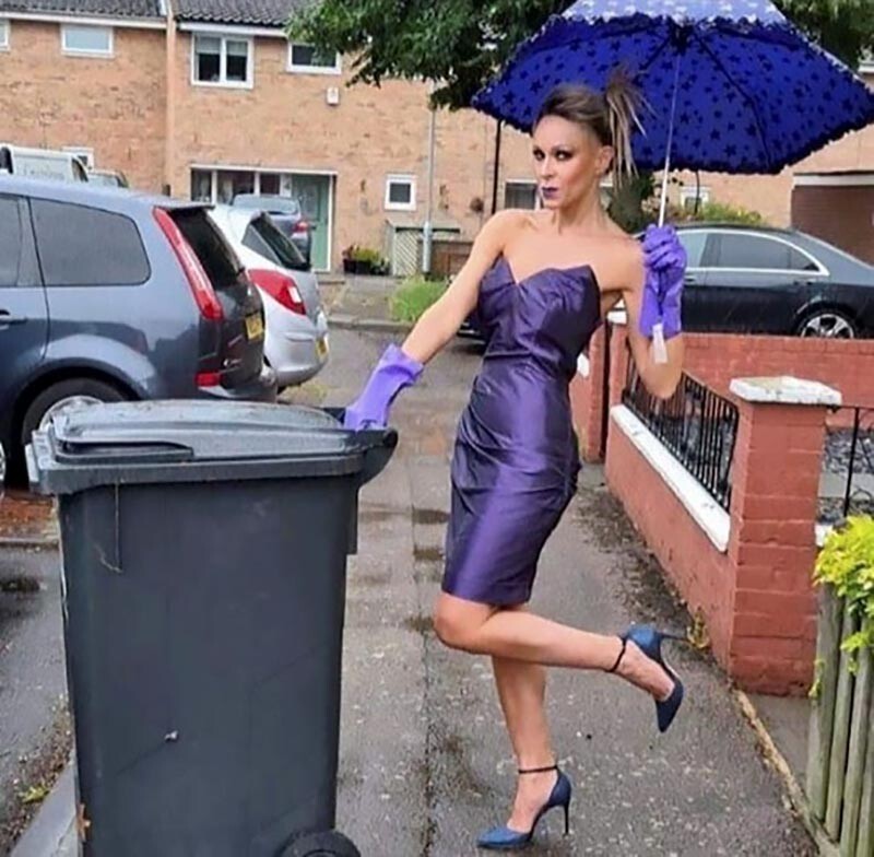 Фотография: Зачем эта женщина каждую неделю выносила мусор в новом платье №15 - BigPicture.ru