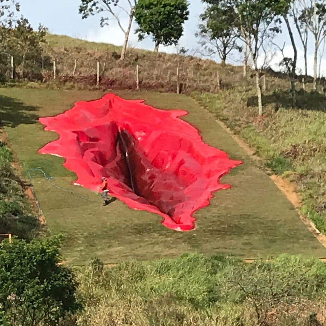 Фотография: В Бразилии установили 33-метровую вагину, скандальный арт-объект глубиной 6 метров №2 - BigPicture.ru