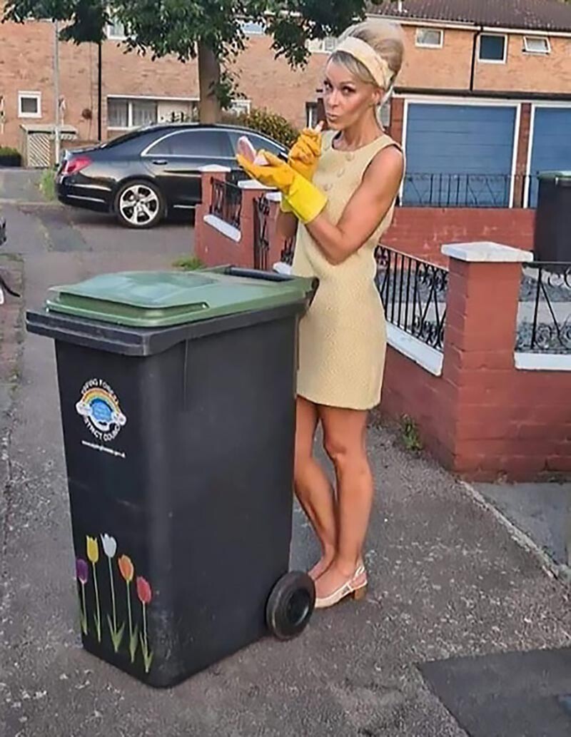 Фотография: Зачем эта женщина каждую неделю выносила мусор в новом платье №6 - BigPicture.ru