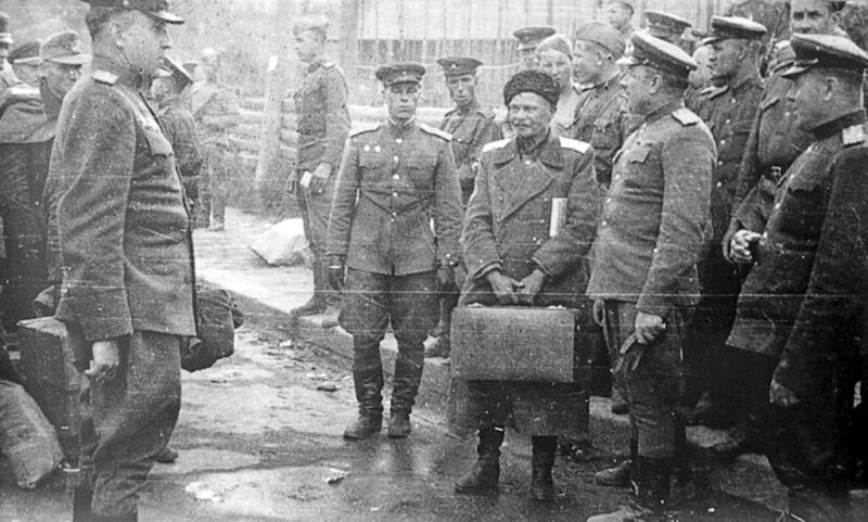 Передача Шкуро советским военным в лагере для интернированных лиц в Австрии, конец мая 1945 года