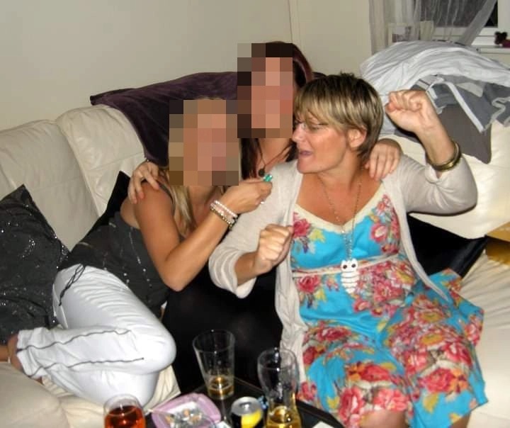 Фотография: Британка начала пить с 13 лет, а в 47 стала трезвенницей, чуть не потеряв семью №5 - BigPicture.ru